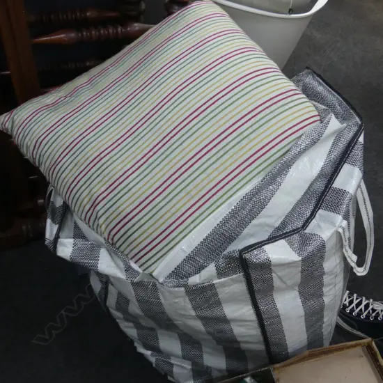 BAG 7 LARGE ASST CUSHIONS
