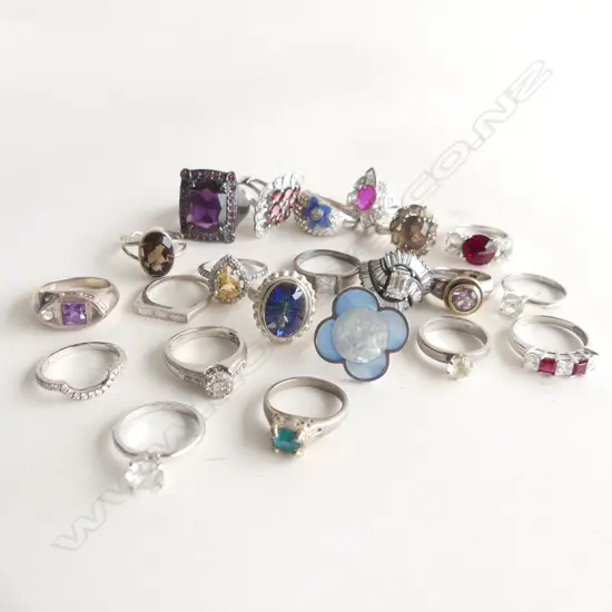 22 STG / COSTUME JEWELLED RINGS 