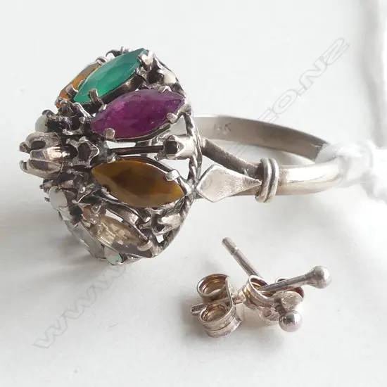 18CT WHITE GOLD PRINCESS RING (A/F) 3GMS + PR STUD EARRINGS 0.4GMS