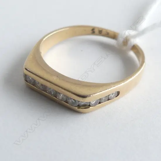 14CT GOLD AND DIAMOND BAND 2.15gm SIZE L