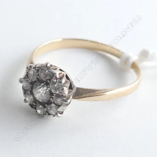 ESTATE 18CT GOLD AND DIAMOND CLUSTER RING. **RTV**