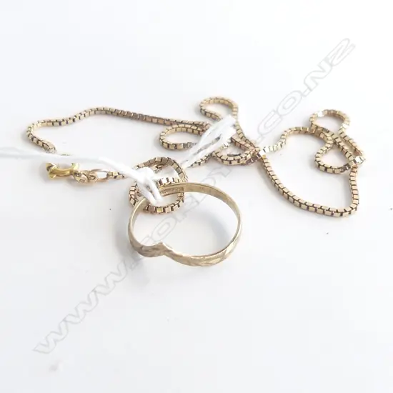 9CT FINE GOLD BOX LINK CHAIN & RING 4.15GMS. The chain L.39cm w copper wire repair
