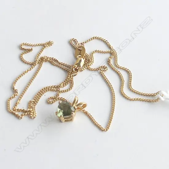 9CT GOLD CHAIN & GREEN SAPPHIRE HEART PENDANT