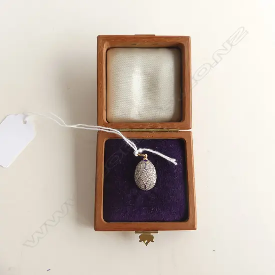 14CT & .960 SILVER & CZ EGG FORM PENDANT W BLUE ENAMEL, BOXED