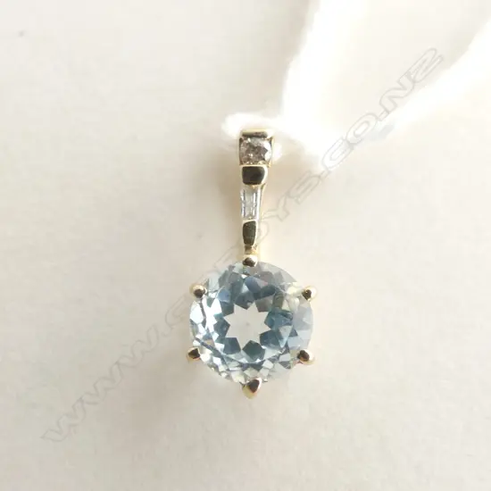 9CT Y/G ROUND BRILLIANT CUT PALE BLUE TOPAZ/DIAMOND PENDANT 0.6GMS