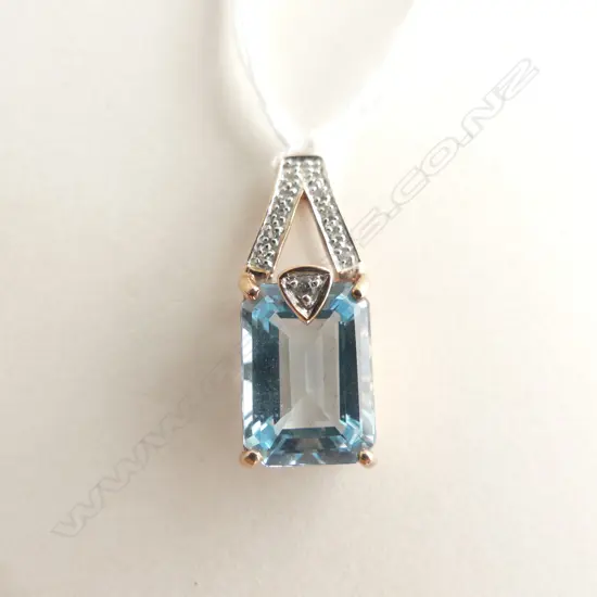 9CT ROSE GOLD PENDANT WITH EMERALD CUT BLUE TOPAZ (TESTED) 3.8GMS