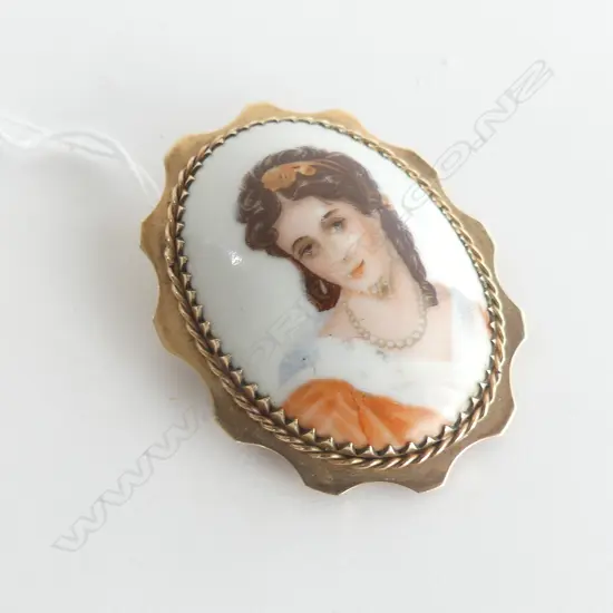 9CT GOLD FRAMED LIMOGES PORCELAIN PORTRAIT BROOCH H 50 MM