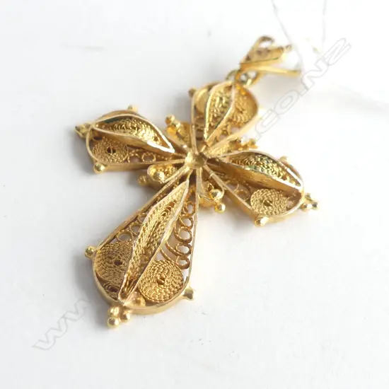 18CT GOLD CANNETILLE CRUCIFIX L 30MM, 3.18GMS 