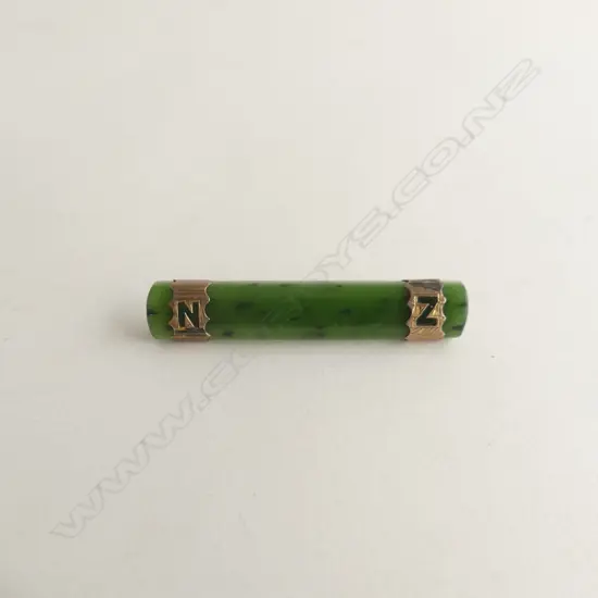 C1900 NZ 9CT GOLD & POUNAMU BAR BROOCH
