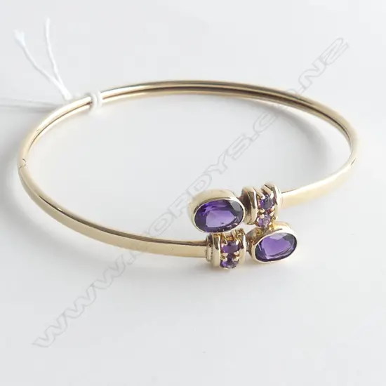 9CT YELLOW GOLD & AMETHYST SPRUNG BANGLE 
