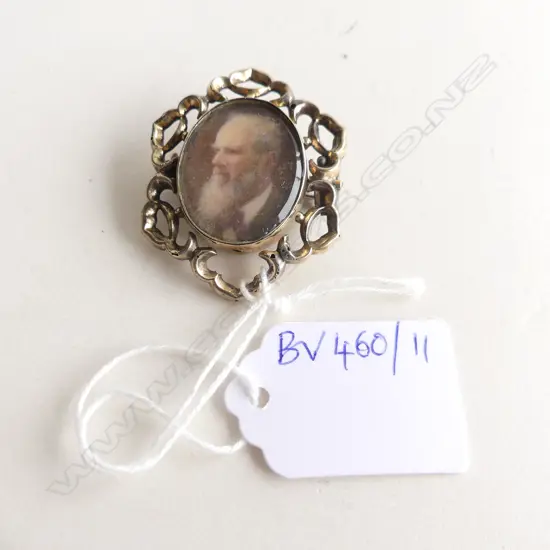 VICTORIAN PINCHBECK PORTRAIT BROOCH