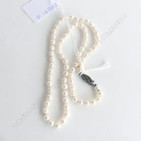 CULTURED PEARL NECKLACE WITH SILVER CLASP
