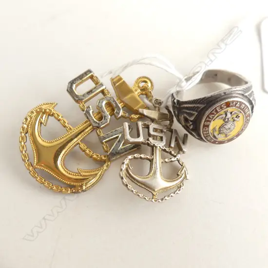 3 US NAVY ITEMS: 2 USN PINS 1 SILVER + SILVER US MARINES RING