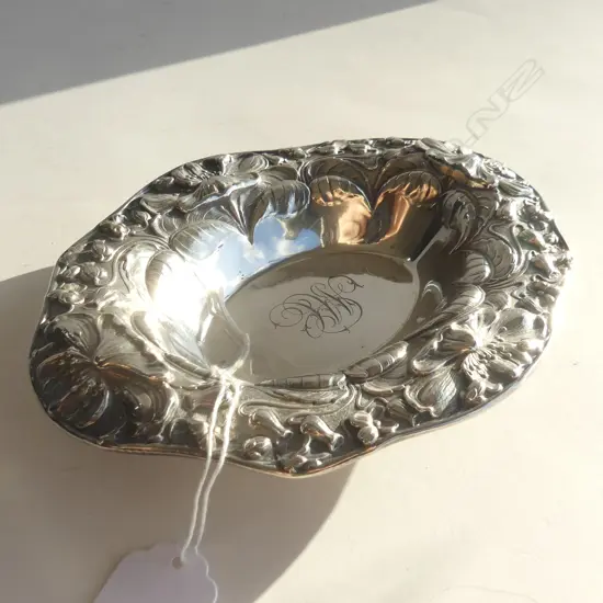 SM AMERICAN STERLING SILVER DISH, HEAVY FLORAL EMBOSSED RIM & ENGRAVED MONOGRAMED AT CENTRE 180 X 142MM 111GMS