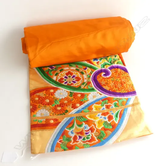 LARGE VINTAGE EMBROIDED JAPANESE TABLE CENTER PIECE  OR WALL HANGING