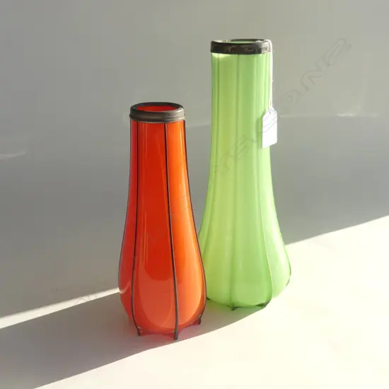 2 VINTAGE SILVER RIMMED COLOURED GLASS VASES;  ORANGE WITH BLACK STRIPES (H. 210MM) & GREEN (H. 255MM) (20508)