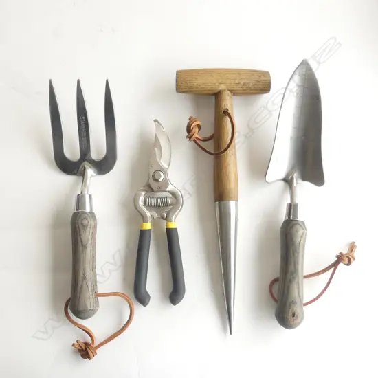 WILSON & CO BOXED 4 PC GARDEN TOOL SET INCL SECATEURS. AS NEW 