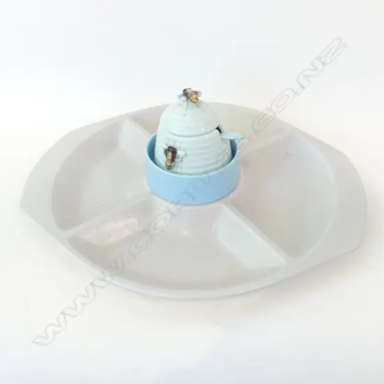 POOLE TWINTONE HORS' D'OEUVRES SECTION DISH (390MM) + BEEHIVE HONEY POT & SPOON (H. 100MM)