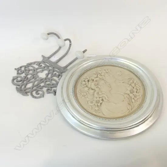 FRAMED WALL PLAQUE OF 2 LADIES (DIA 300MM) + SM WALL COAT HOOKS