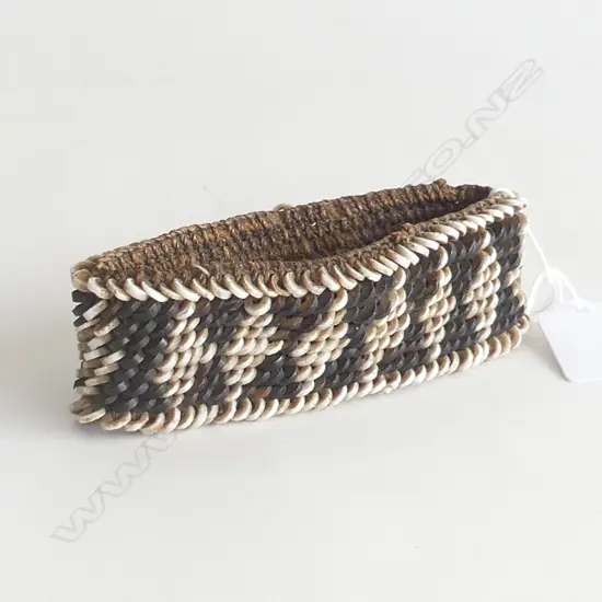 SHELL & FIBRE BRACELET MELANESIA ?