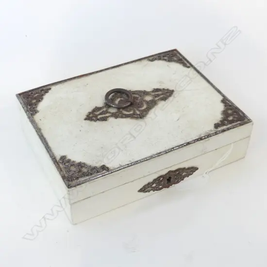 VINTAGE 4 SECTION CARD BOX OF ORIENTAL MOP GAMING CHIPS