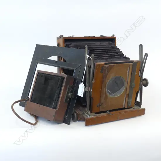 LG ANTIQUE CAMERA WITH BELLOWS, NEED ATTENTION 