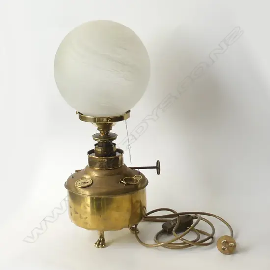 VINTAGE BRASS LAMP - WORKING