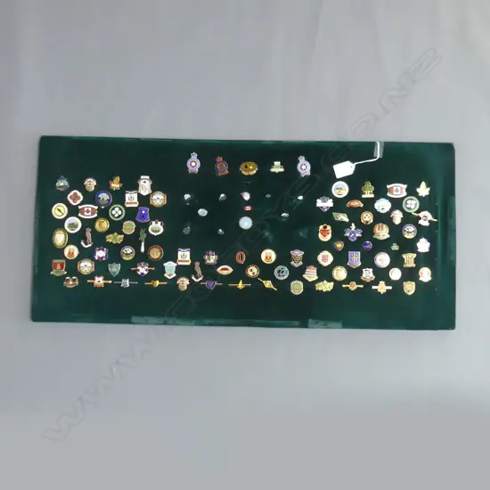 VELVET COVERED PEG BOARD OF OLD PIN BADGES, NZ & WORLD 
