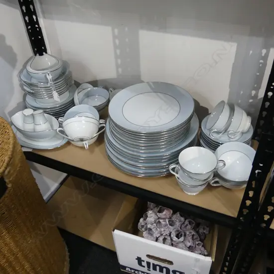 LG NORITAKE 'LAUREATE' PART DINNER SERVICE, 8 PLACE SETTING 