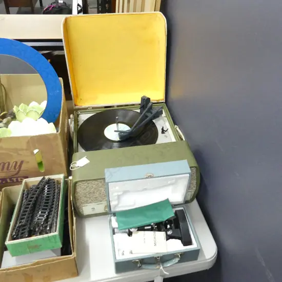 .OLD BELL RADIO RECORD PLAYER TURNTABLE + OLD MICROSCOPE IN BOX