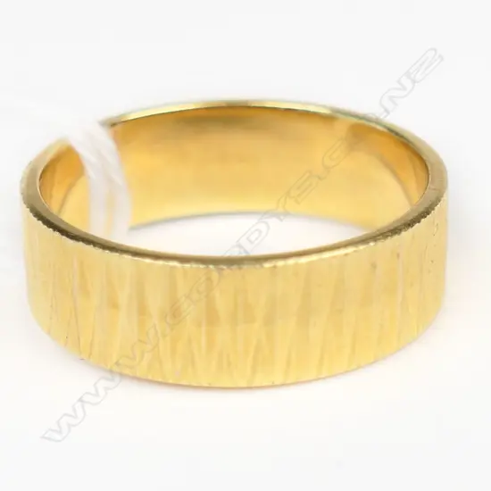 18CT GOLD WEDDER 4.9gm  SIZE N 1/2