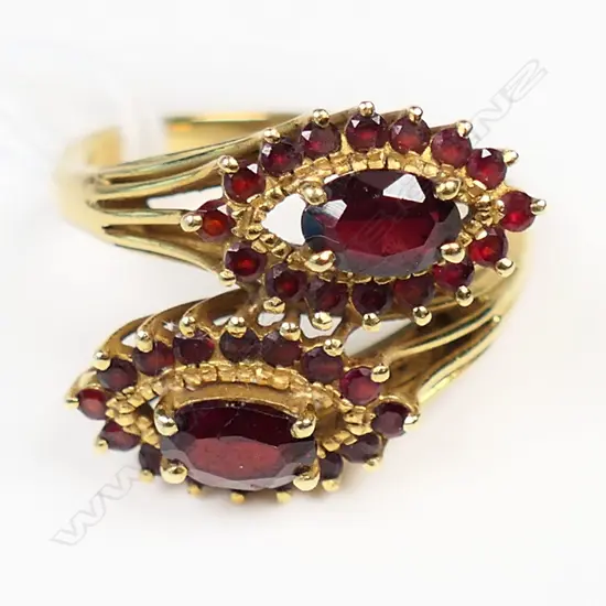 9CT GOLD GARNET TWIST RING SIZE N 1/2