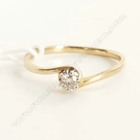 9CT YELLOW GOLD DIAMOND SOLITAIRE RING 1.24gms