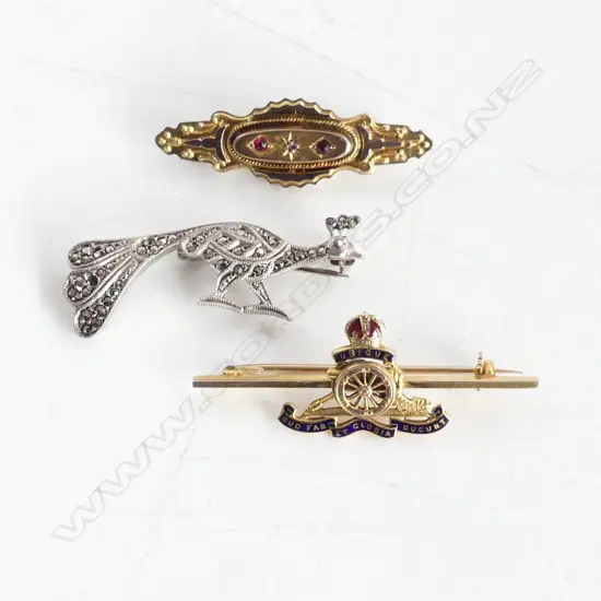 3 BROOCHES 2x 9CT (VICTORIAN & MILITARY) 5.7 GM + STG PEACOCK L.40mm