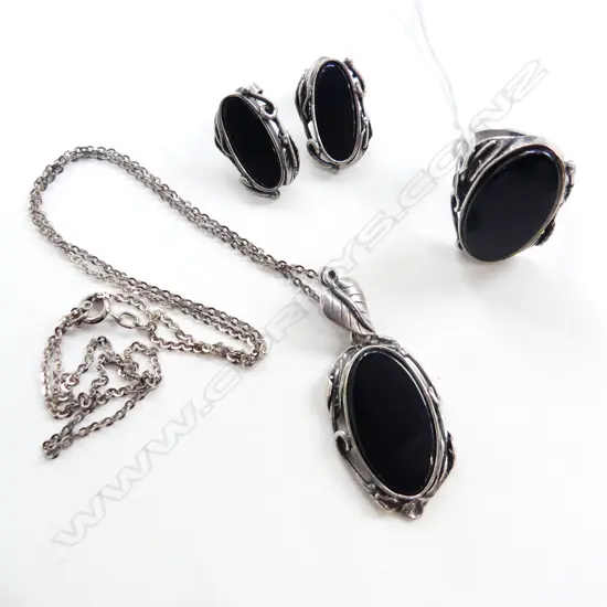 VINTAGE 3 PCE STG & BLACK ONYX JEWELLERY SET; RING, PENDANT NECKLACE, PR EARRINGS