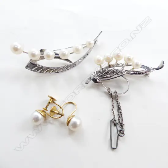 2 ST SILVER & PEARL BROOCHES & PEARL SCREW BACK EARRINGS (one broken)