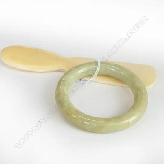 ANTIQUE IVORY SHOE HORN & JADE BANGLE 55mm int. dia.