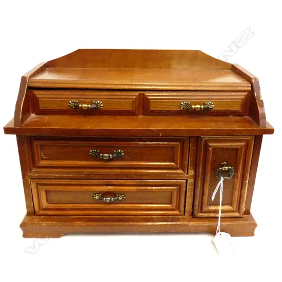 WOODEN JEWELLERY BOX W.310mm + ASST. GP RETRO COSTUME