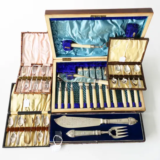 5 BOXED CUTLERY SETS, 2 SPOONS, 1 FORKS, CARVING SET & WOODEN BOXED FISH SET.