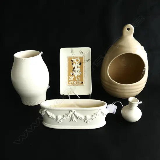 4PCS WHITE C/LYNN STUDIO CHINA TALLEST 130MM & TEAL CHINA WALL SALT H190MM. lger h/potted vase chipped
