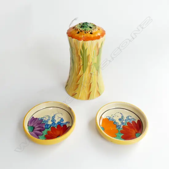 CARLTON WARE SUGAR SIFTER H.125mm + PR CLARICE CLIFF GAYDAY PIN DISHES (CHIP) 75mm dia