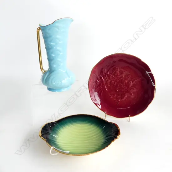 C/LYNN BLUE GLAZED JUG H210MM & 2 C/LYNN DISHES LARGEST DIA 210MM