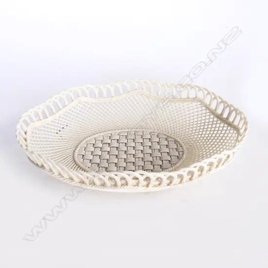 BELLEEK PORCELAIN BASKET. L.250mm