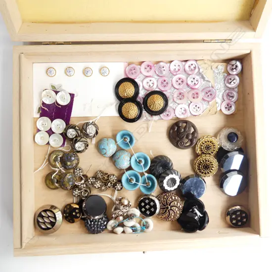 SMALL WOODEN BOX W290MM & CONTENTS OF VINTAGE GLASS & MOP BUTTONS