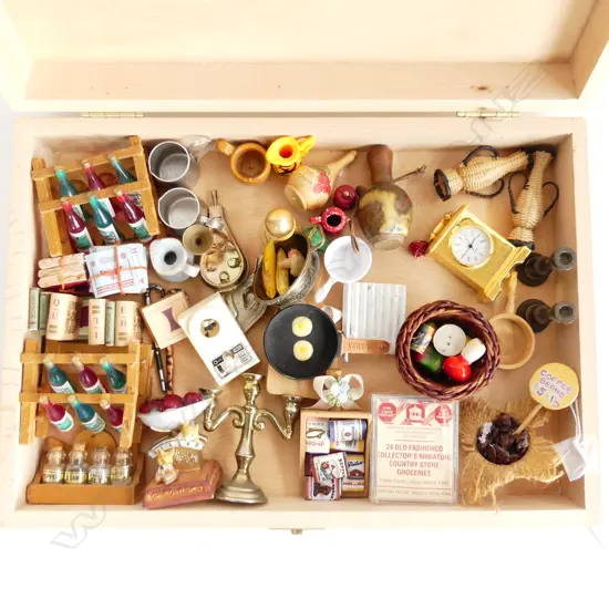 SMALL WOODEN BOX W290MM & CONTENTS MINITURE DOLLS HOUSE FURNITURE
