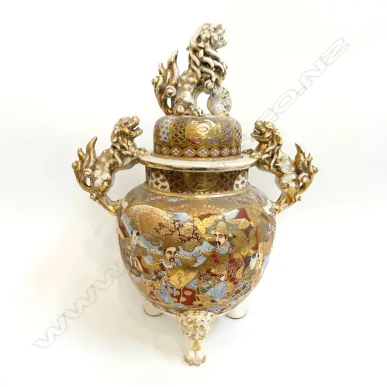 LG SATSUMA LIDDED JAR w. TEMPLE DOG HANDLES & FINIAL, RAISED ON 3 LEGS H.430mm