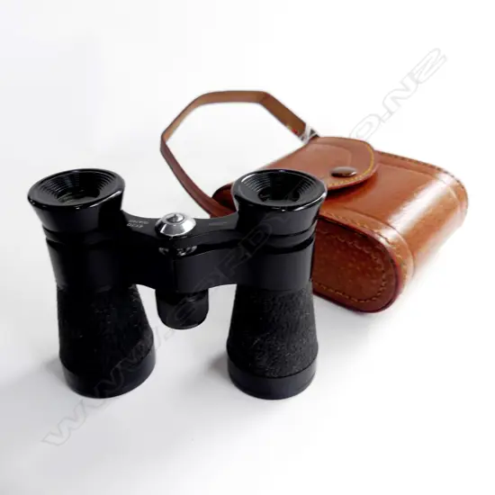 OPERA GLASSES IN LEATHER CASE
