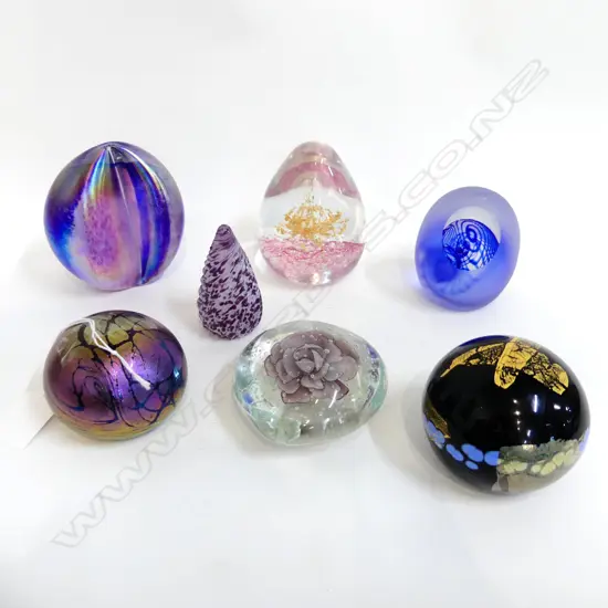 7 ASST. IRIDESCENT ART GLASS PAPERWEIGHTS, INCL. 2 GARY NASH H.105mm