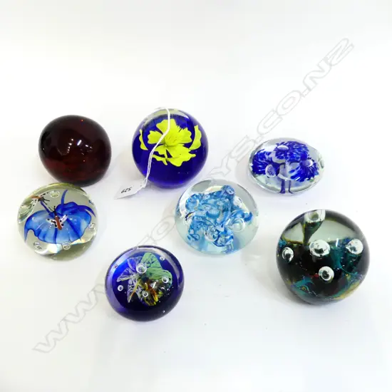 7 ASST. ART GLASS PAPERWEIGHTS H.75mm