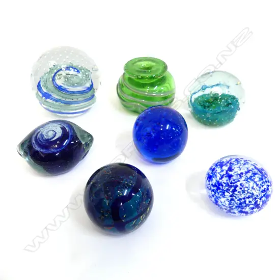 7 ASST. ART GLASS PAPERWEIGHTS H.85mm